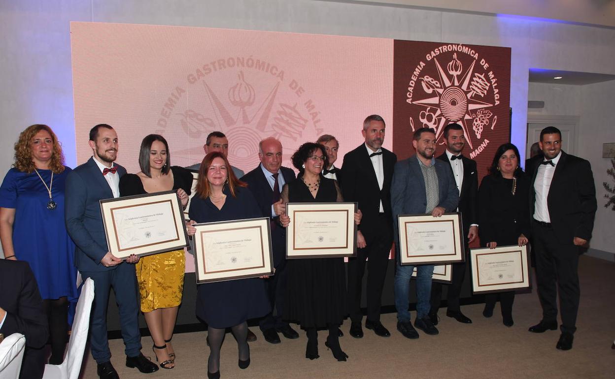 Foto de familia de los premiados por la Academia Gastronómica de Málaga, tras una cena en el hotel Marbella Club. 