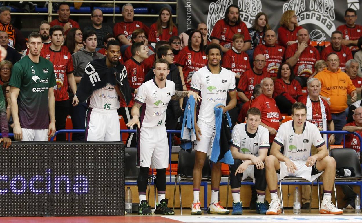 Los jugadores del Unicaja en el banquillo observan una jugada en el partido ante el Fuenlabrada. 