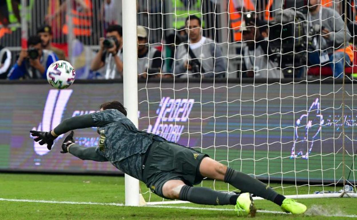 Thibaut Courtois desvía el penalti que le lanzó Thomas en la tanda decisiva de la Supercopa.