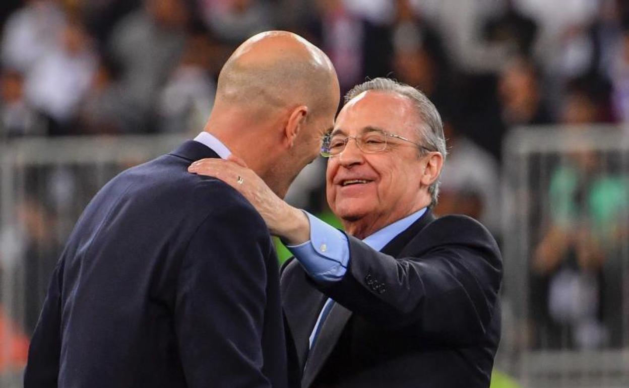 Florentino Pérez felicita a Zinedine Zidane. 