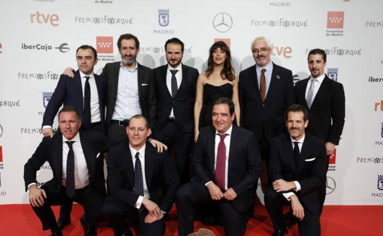 El equipo de 'La trinchera infinita' posa con su premio. 