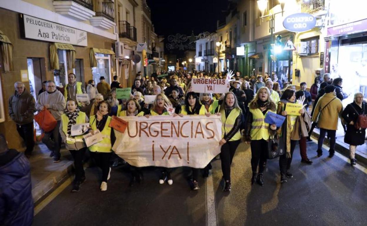 Vecinos de Churriana, durante la protesta del pasado viernes para reclamar un servicio de urgencias de 24 horas. 