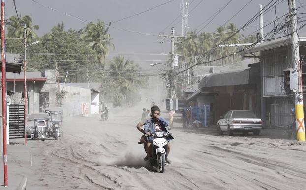 Las cenizas del volcán Taal cubren carreteras y calles, dificultando el tráfico y las evacuaciones.