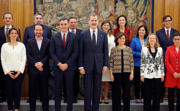 Fota de familia tras la toma de posesión del nuevo Gobierno.