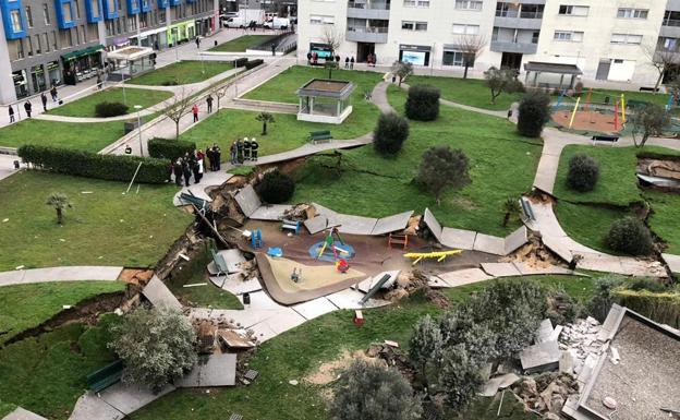 Así ha quedado el parque infantil que se encuentra sobre el parking tras el derrumbe.