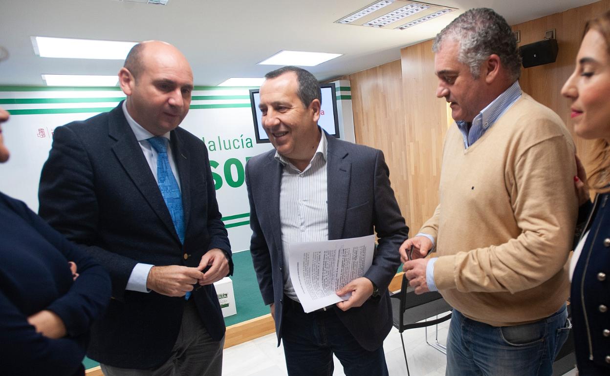 Ruiz Espejo, en el centro, con parlamentarios andaluces del PSOE.