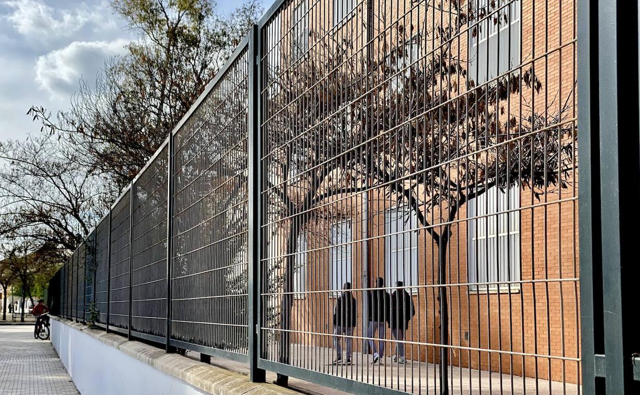 Exterior del IES Camilo José Cela, de Campillos, donde se produjeron los hechos este lunes. 