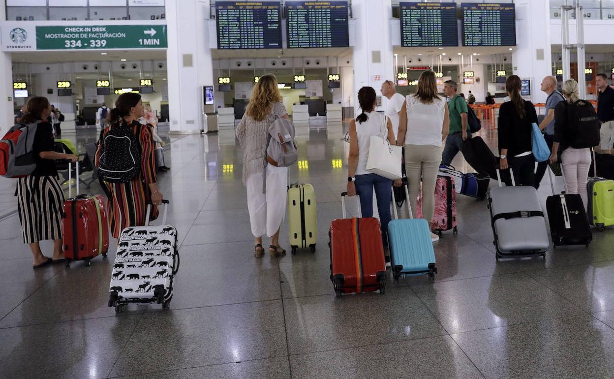 Turistas en el aeropuerto de Málaga 