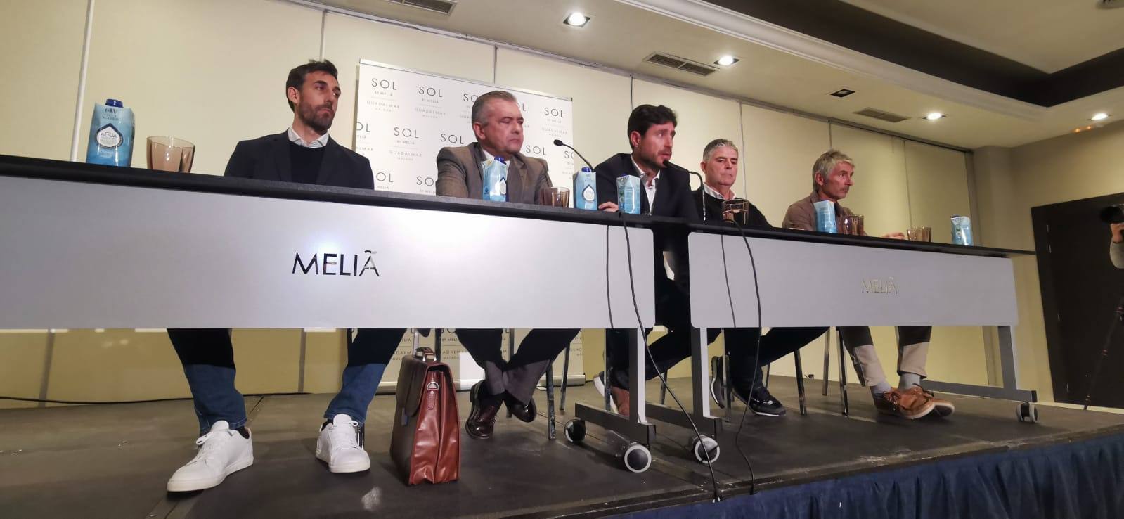 El técnico madrileño, junto a su abogado y sus ayudantes, compareció por primera vez tras dejar de ser entrenador del Málaga