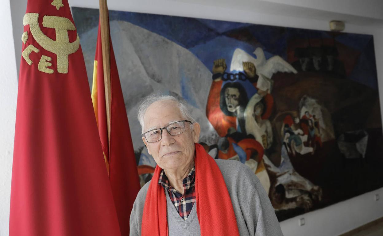 Segundo Castro junto a la bandera del PCE y su cuadro 'Las cadenas' que está en la sede de IU. 