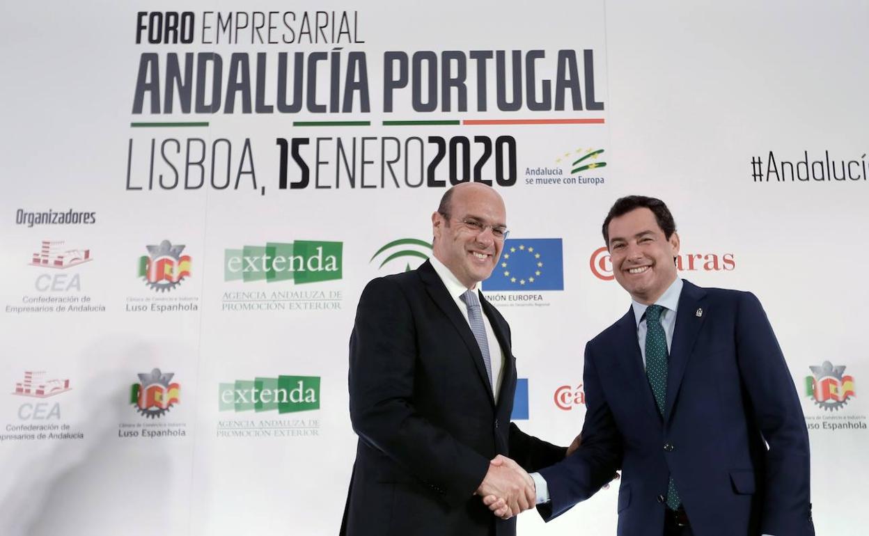 El ministro de Economía y Transición Digital de Portugal, Pedro Siza (i), estrecha la mano al presidente de la Junta de Andalucía, Juanma Moreno 