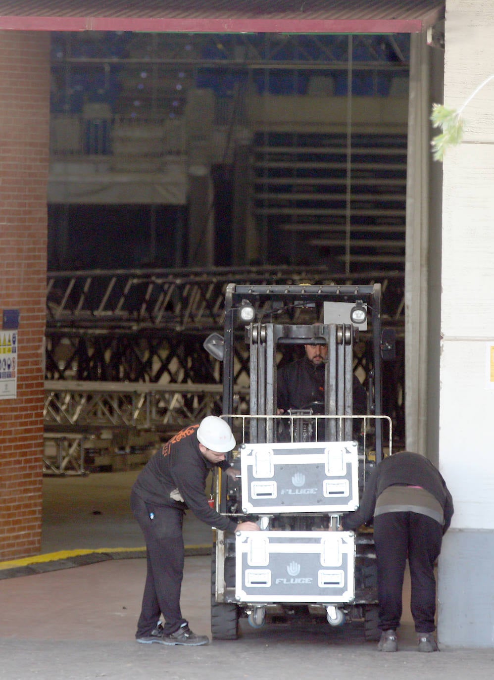 Preparativos para la gala, ayer en el Martín Carpena 