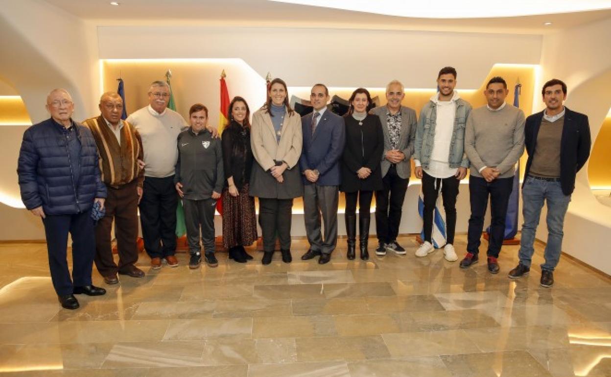 Foto de familia del jurado de los premios.