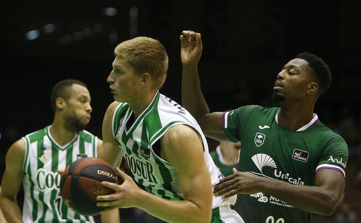 Malmanis y Ejim, en el duelo de la Liga Andaluza este verano. 