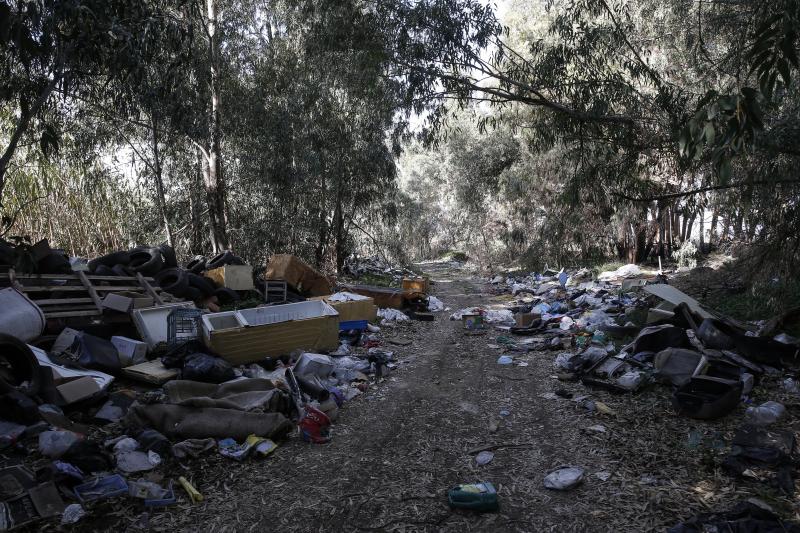 A las puertas del paraje natural, frigoríficos, colchones, neumáticos, televisores y garrafas de aceite de motor bloquean el paso y dan una bofetada de realidad a la estampa que dibujan varios flamencos que sobrevuelan el cauce apenas unos metros más abajo de donde se erige la pasarela peatonal de 270 metros (la más larga de Europa) que permitirá cruzar el río.