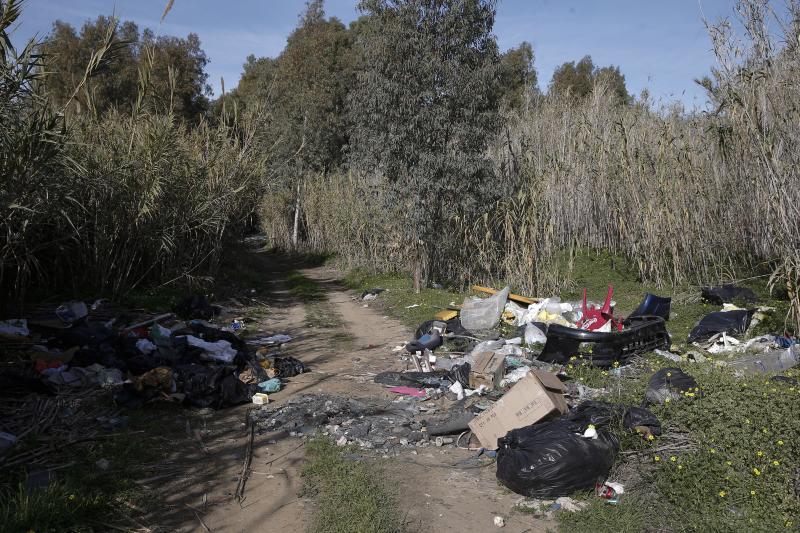 A las puertas del paraje natural, frigoríficos, colchones, neumáticos, televisores y garrafas de aceite de motor bloquean el paso y dan una bofetada de realidad a la estampa que dibujan varios flamencos que sobrevuelan el cauce apenas unos metros más abajo de donde se erige la pasarela peatonal de 270 metros (la más larga de Europa) que permitirá cruzar el río.