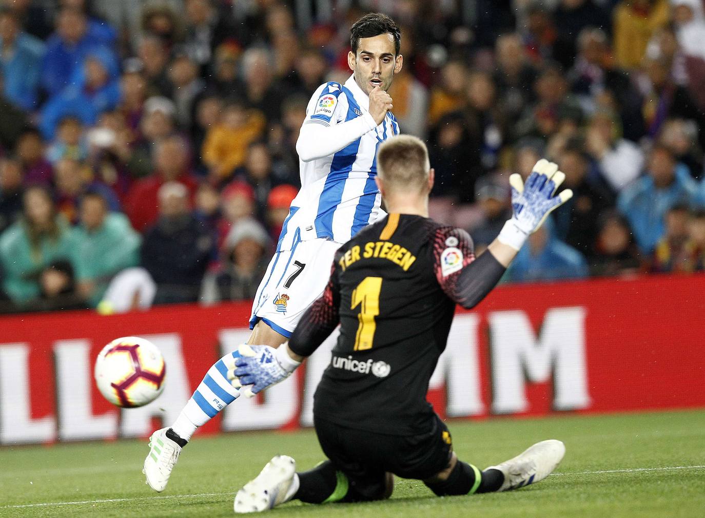 Repasamos los últimos diez años de Juanmi en imágenes. El malagueño es el segundo jugador más joven de la historia del club blanquiazul en debutar en Liga y Copa, sólo por detrás de Fabrice Olinga.