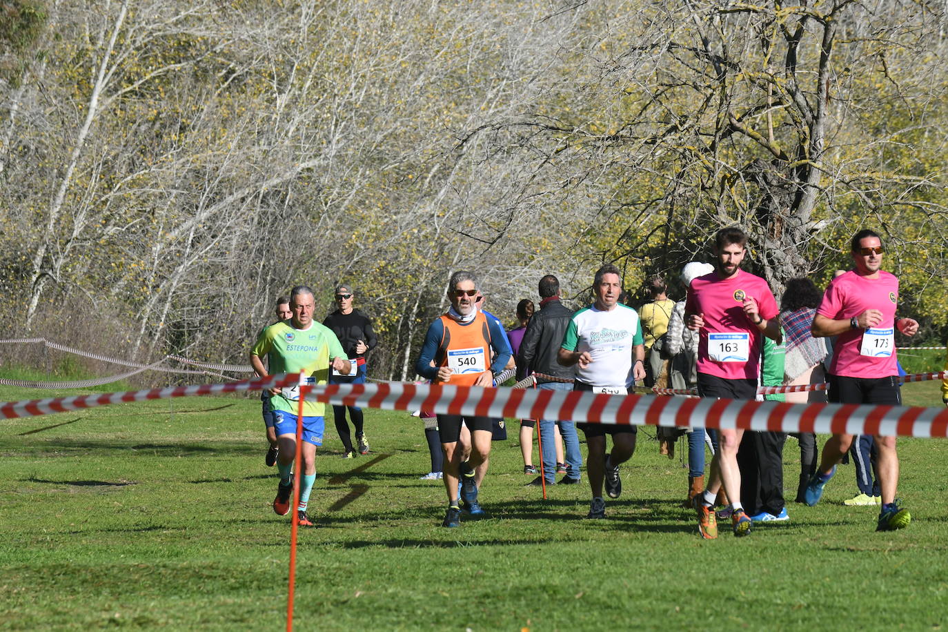 Unos 500 corredores participaron en la prueba del Circuito de Campo a Través de la Diputación de Málaga, en la que Cristian Benítez y Jalaba Enni se alzaron como ganadores.