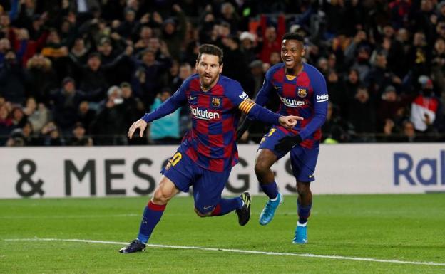 Leo Messi celebra su gol y Ansu Fati corre tras él para felicitarle.