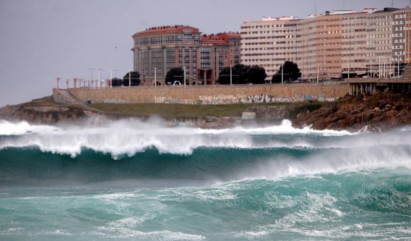 El temporal de lluvia, nieve, viento y olas ha puesto en aviso rojo a la Comunidad Valenciana y las islas Baleares, mientras los avisos naranjas se reparten por una veintena de provincias