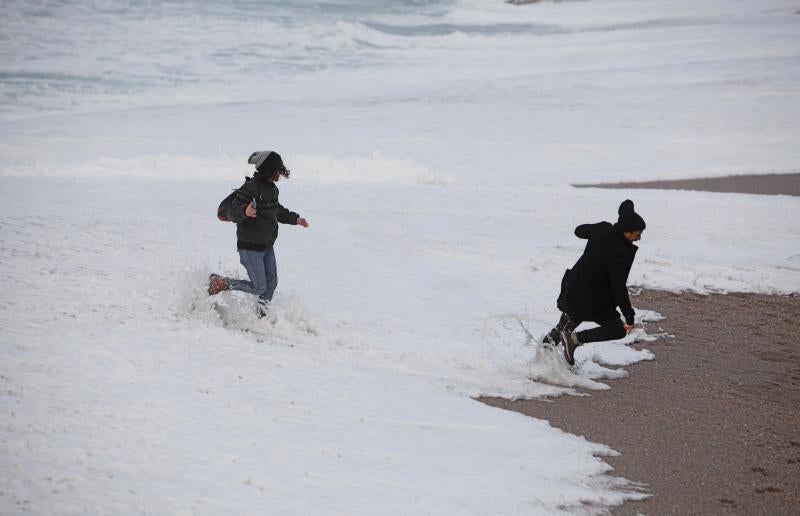 El temporal de lluvia, nieve, viento y olas ha puesto en aviso rojo a la Comunidad Valenciana y las islas Baleares, mientras los avisos naranjas se reparten por una veintena de provincias