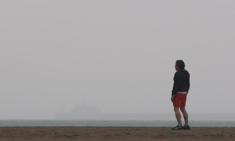 El temporal de lluvia, nieve, viento y olas ha puesto en aviso rojo a la Comunidad Valenciana y las islas Baleares, mientras los avisos naranjas se reparten por una veintena de provincias