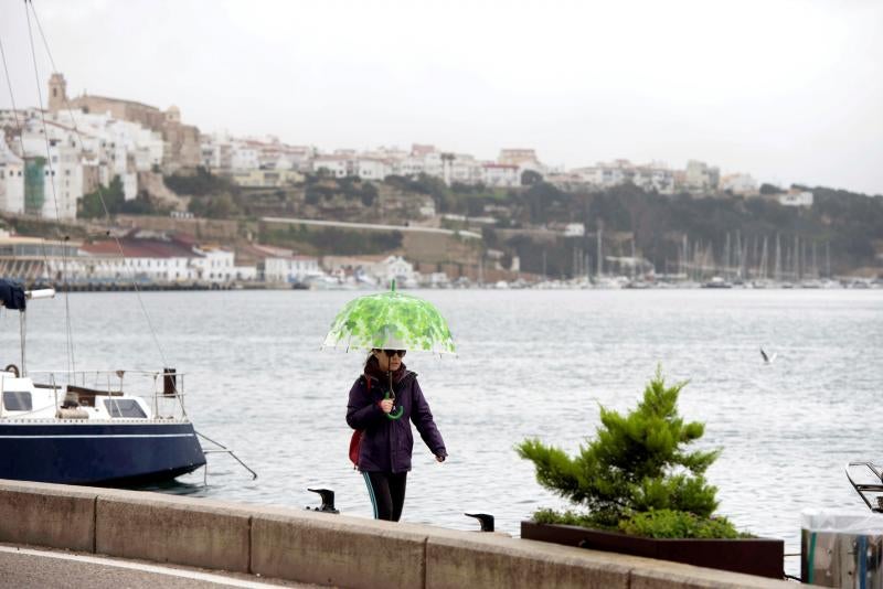 El temporal de lluvia, nieve, viento y olas ha puesto en aviso rojo a la Comunidad Valenciana y las islas Baleares, mientras los avisos naranjas se reparten por una veintena de provincias