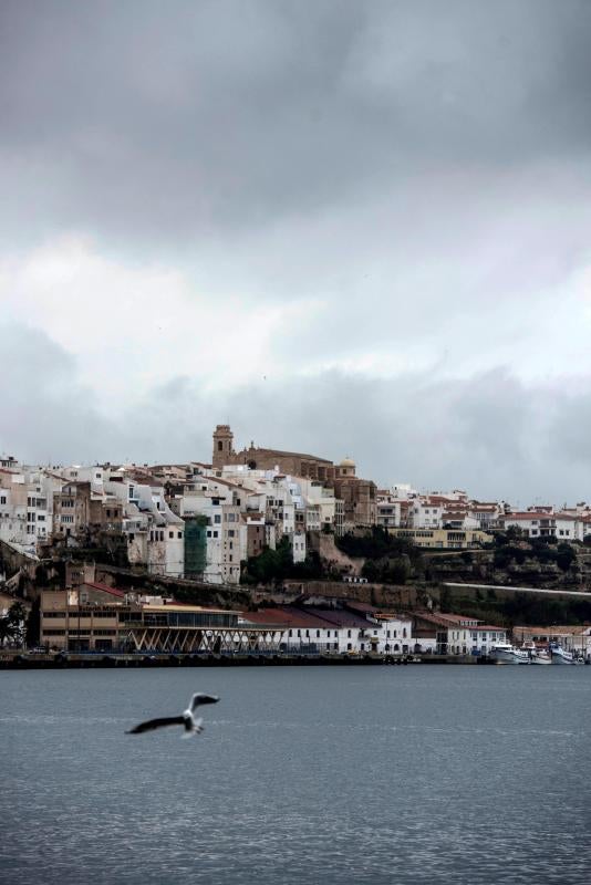 El temporal de lluvia, nieve, viento y olas ha puesto en aviso rojo a la Comunidad Valenciana y las islas Baleares, mientras los avisos naranjas se reparten por una veintena de provincias