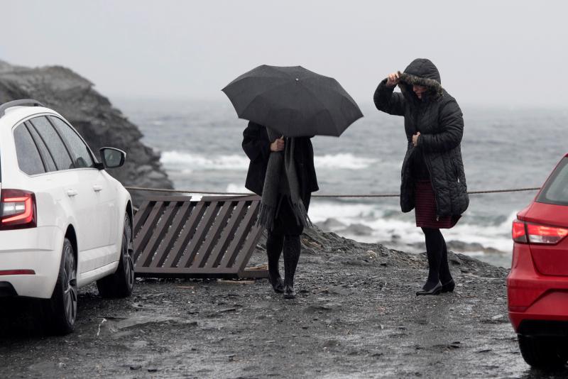 El temporal de lluvia, nieve, viento y olas ha puesto en aviso rojo a la Comunidad Valenciana y las islas Baleares, mientras los avisos naranjas se reparten por una veintena de provincias