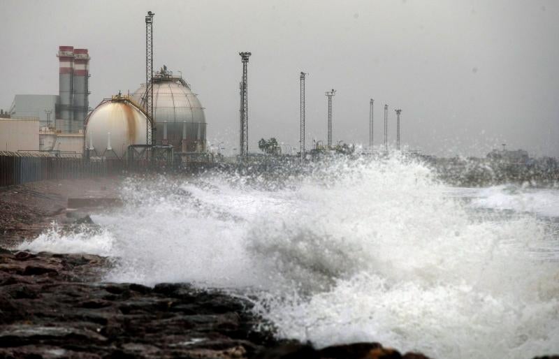 El temporal de lluvia, nieve, viento y olas ha puesto en aviso rojo a la Comunidad Valenciana y las islas Baleares, mientras los avisos naranjas se reparten por una veintena de provincias