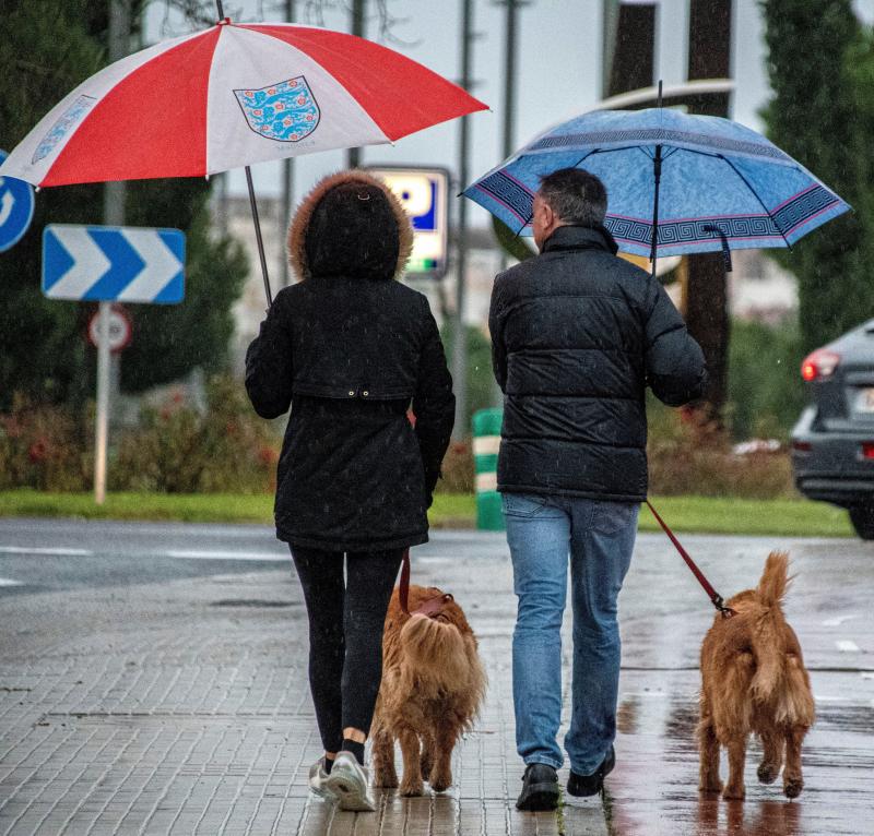 El temporal de lluvia, nieve, viento y olas ha puesto en aviso rojo a la Comunidad Valenciana y las islas Baleares, mientras los avisos naranjas se reparten por una veintena de provincias