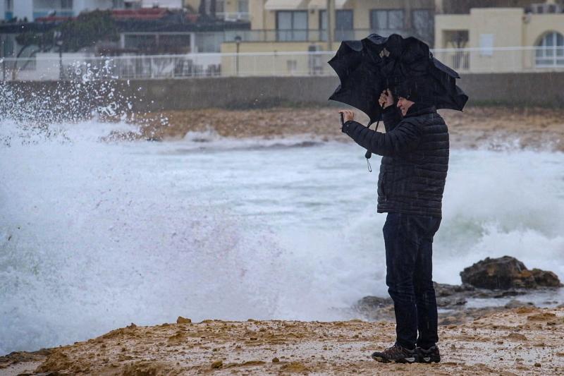 El temporal de lluvia, nieve, viento y olas ha puesto en aviso rojo a la Comunidad Valenciana y las islas Baleares, mientras los avisos naranjas se reparten por una veintena de provincias