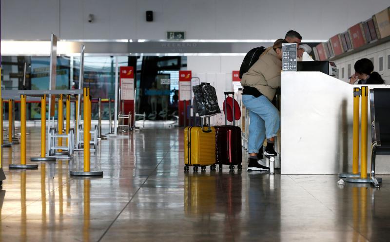 El temporal de lluvia, nieve, viento y olas ha puesto en aviso rojo a la Comunidad Valenciana y las islas Baleares, mientras los avisos naranjas se reparten por una veintena de provincias