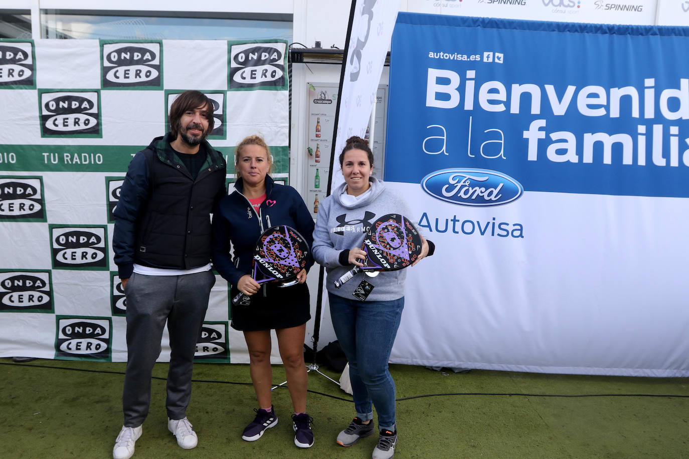 Vals Sport organiza su torneo anual de pádel. En la foto, Pablo Carmona, Rosa Ramírez y Ángela Moreno.