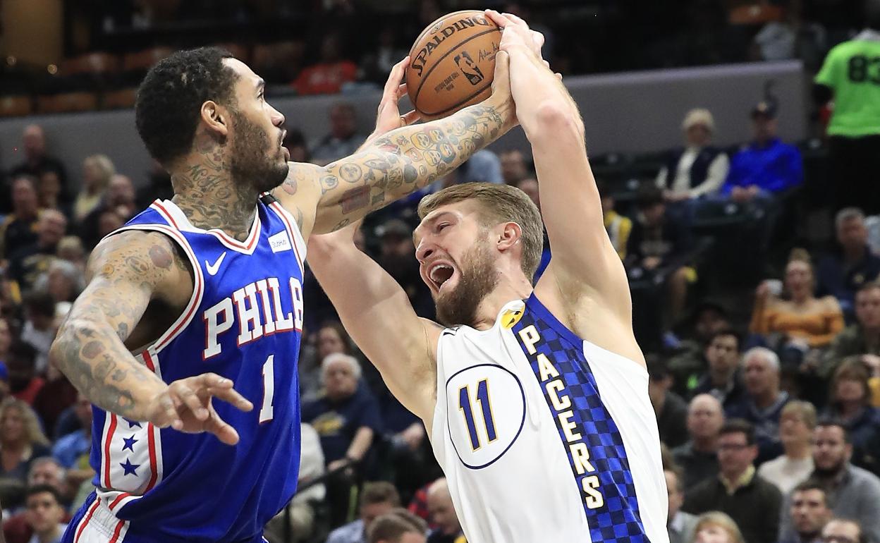 Domantas Sabonis, a la derecha de la imagen, se hace con un rebote en un partido con los Pacers. 