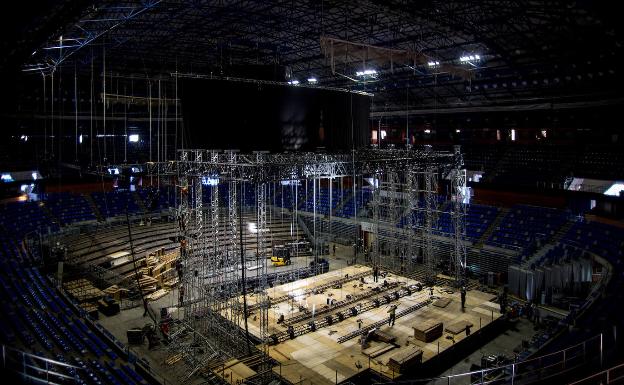 Imagen principal - Arriba, momento actual de los trabajos en el interior del Martín Carpena para construir el escenario y el graderío Vip de los Goya. A la derecha, Buenafuente y Silvia Abril, en la presentación.