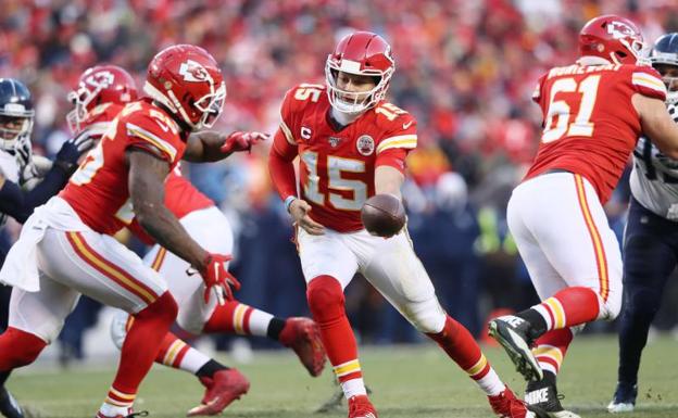 Patrick Mahomes, en una acción del partido entre los Chiefs y los Titans. 