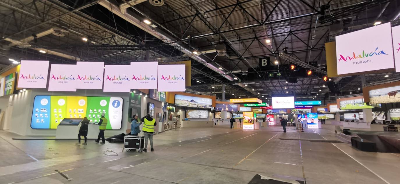 Fotos: Últimos preparativos antes de la inauguración de FITUR