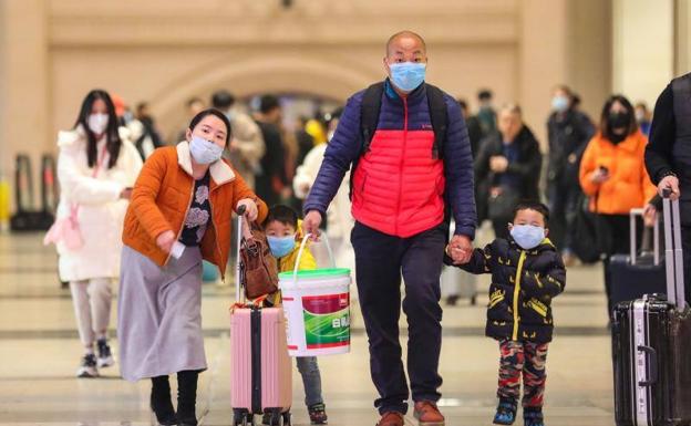 Expertos recomiendan el uso de mascarillas contra el coronavirus de Wuhan