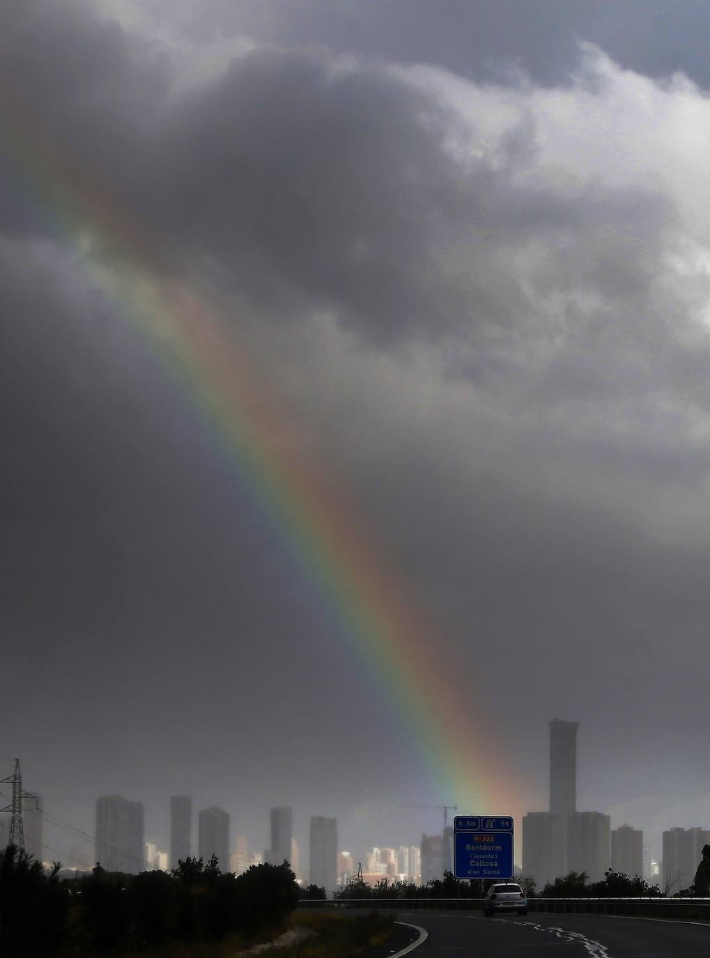 El arco iris aparece junto a la ciudad de Benidorm después de las fuertes lluvias