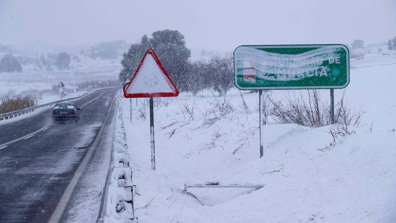 Un vehículo circula por la carretera N-344 en el límite de las comunidades de Murcia y Albacete