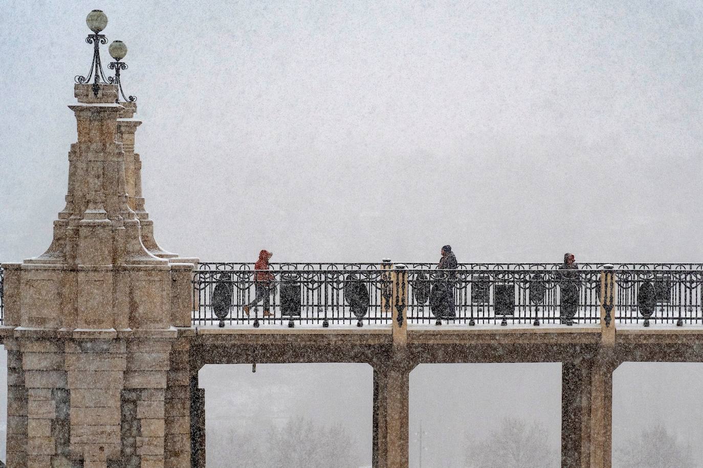 Varias personas caminan por el nevado Viaducto viejo de la ciudad de Teruel (Aragón)