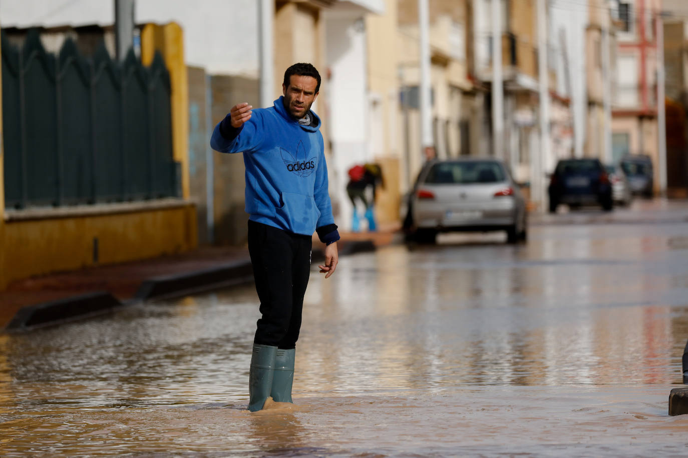 Un vecino del municipio de San Pedro del Pinatar (Murcia), camina por una de las calles inundadas por el paso de la borrasca Gloria