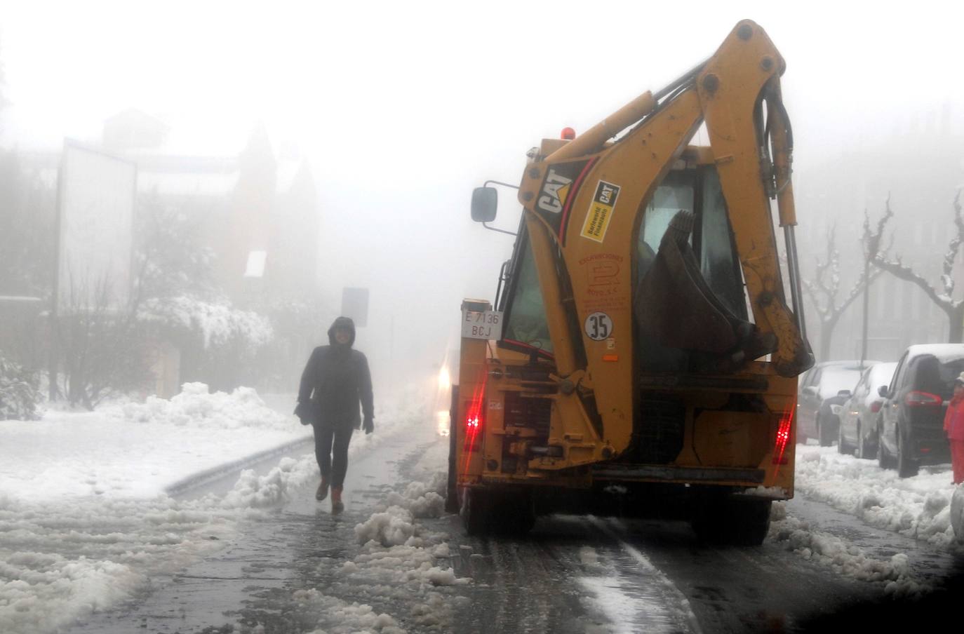 Una excavadora retira la nieve de las calles en la localidad La Muela (Zaragoza)