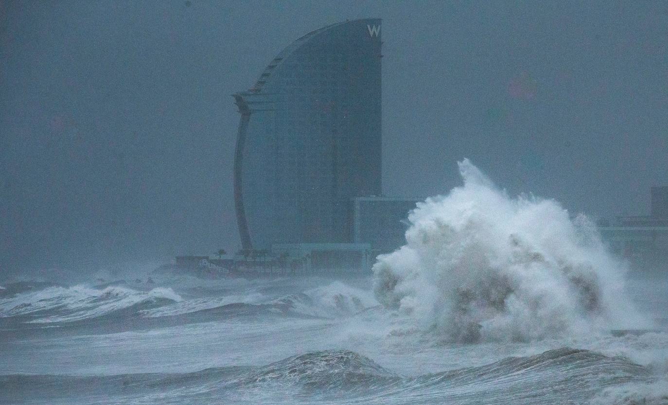 Grandes olas en la playa de la Barceloneta (Barcelona)