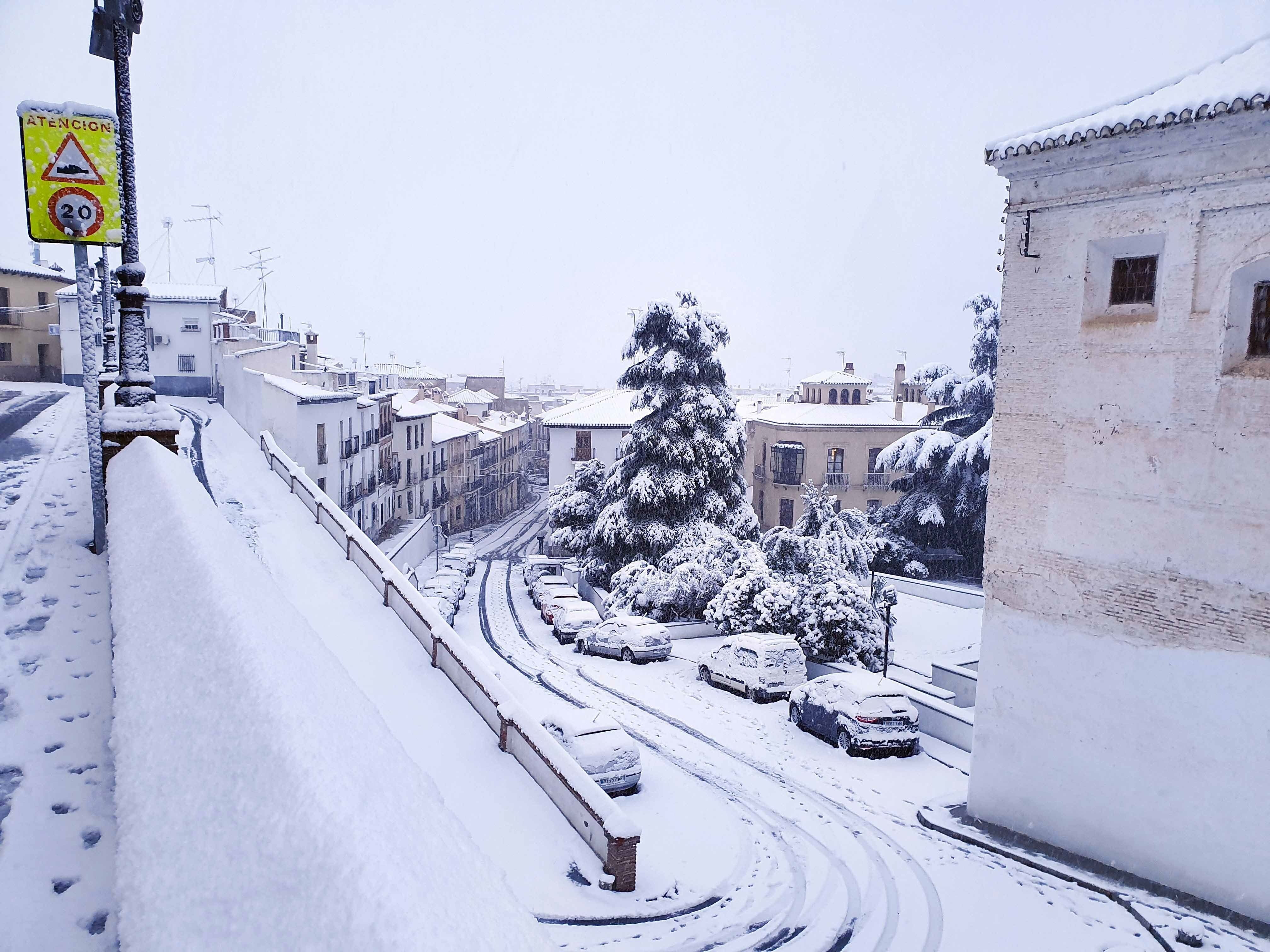 Fotografía de una de las calles con una gran acumulación de nieve del municipio de Guadix (Granada)