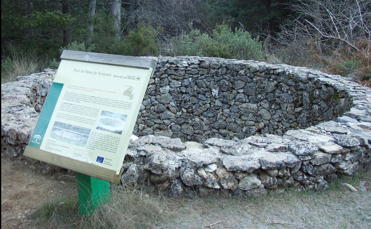 Pozo con placa interpretativa cerca del puerto del Saucillo. 