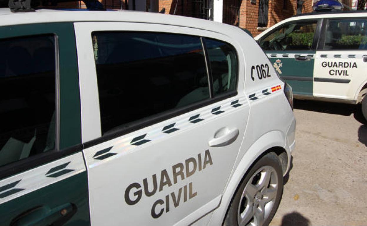 Dos vehículos de la Guardia Civil. 