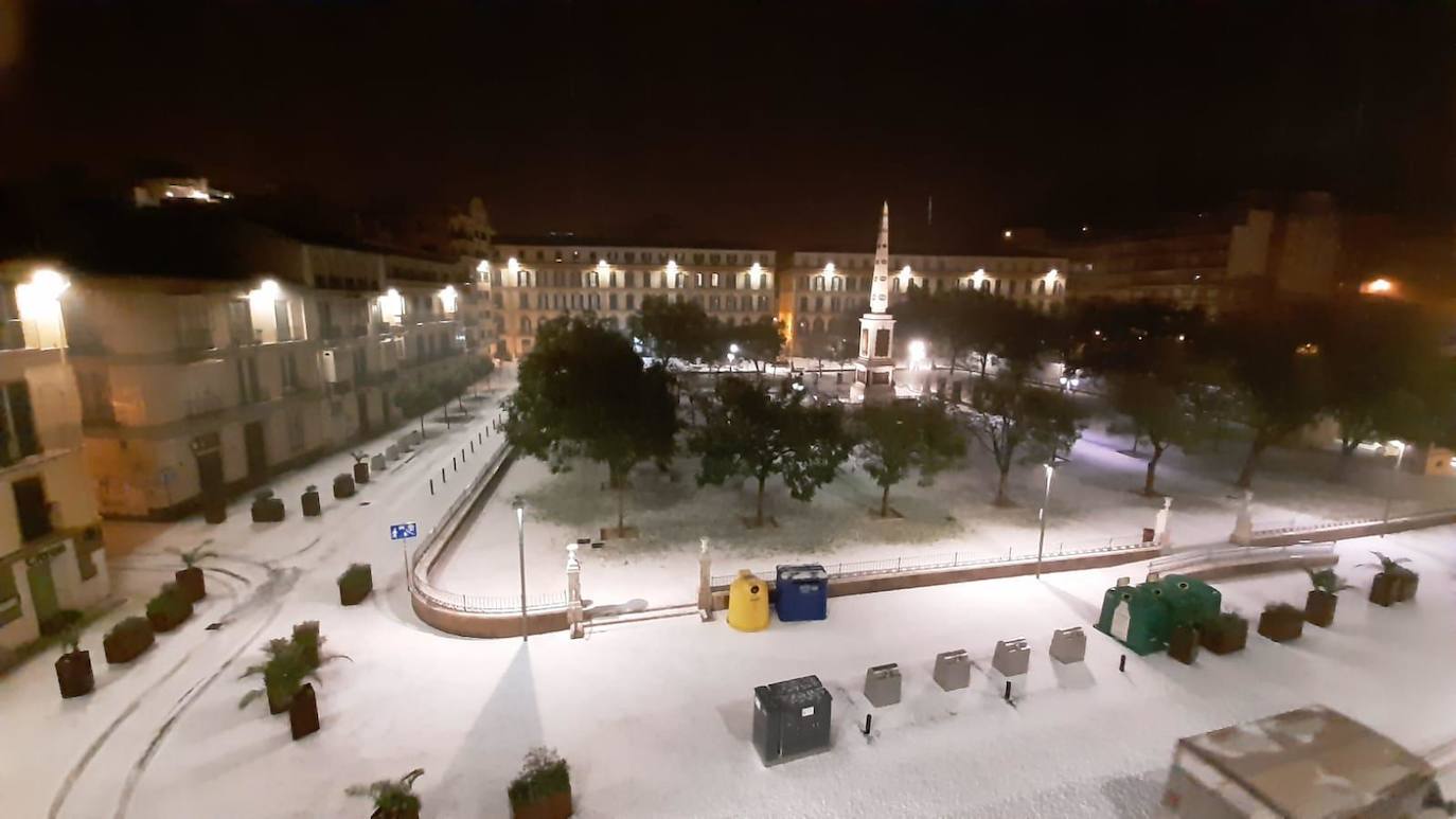 Un manto blanco de granizo ha cubierto las calles de la capital a primera hora de la mañana del jueves.