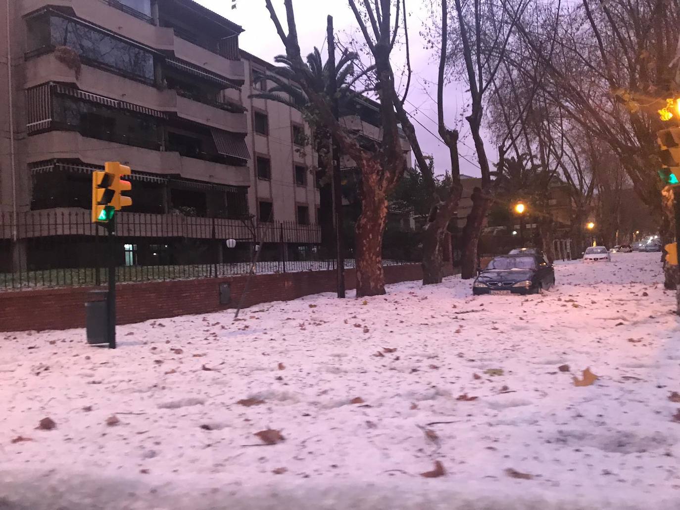 Un manto blanco de granizo ha cubierto las calles de la capital a primera hora de la mañana del jueves.